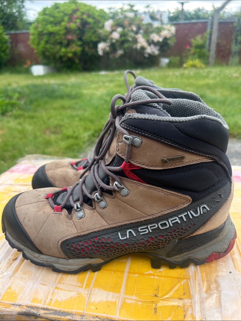 La Sportiva GTX Women’s Tan and Black Hiking Boots with Red Details Boots Sz 9.5